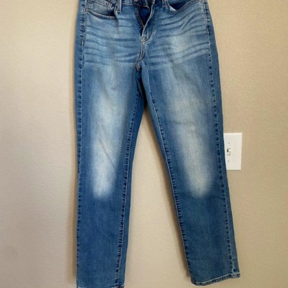Levi Strauss & Co. Signature Gold Label Curvy Straight Jean size 4M